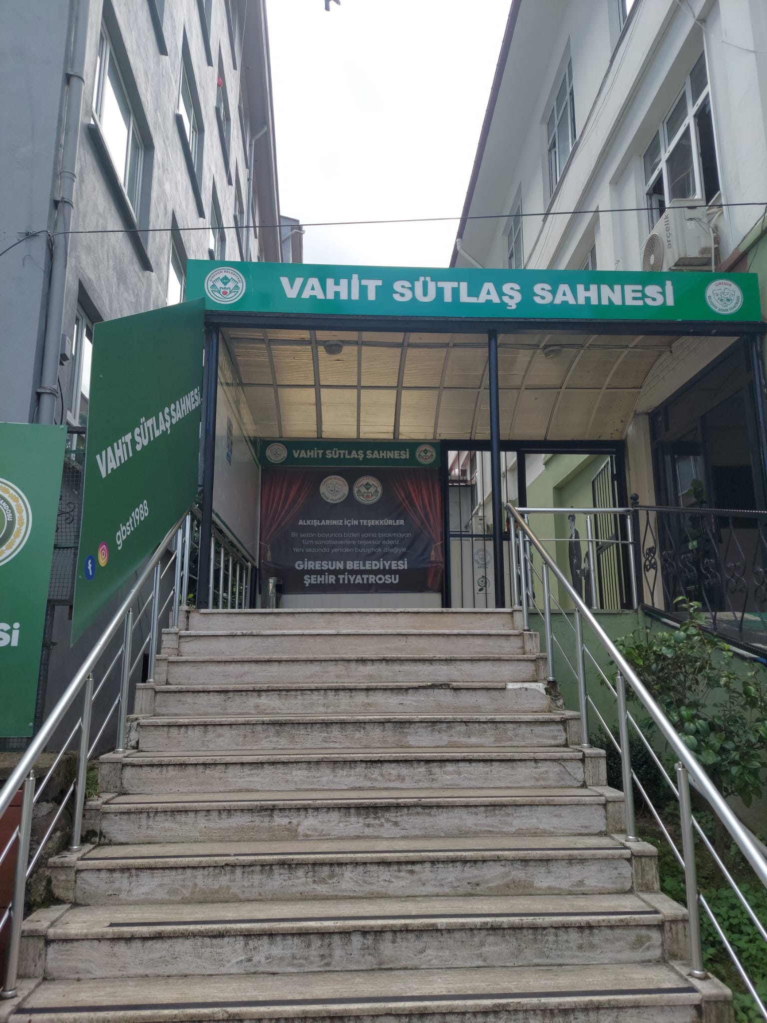 Vahit Sütlaş Sahnesi